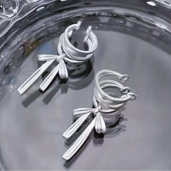 Any 4/$25! Set of 2 Silver Adjustable Corset/Bow Ear Cuffs - Picture 2 of 6